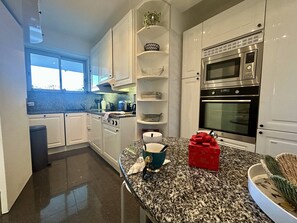 Fridge, microwave, oven, stovetop - 2-Room Apt in Villeneuve: AC, Sleeps 4 (Villeneuve-Loubet)
