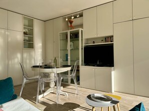 Dining - 2-Room Apt in Villeneuve: AC, Sleeps 4 (Villeneuve-Loubet)