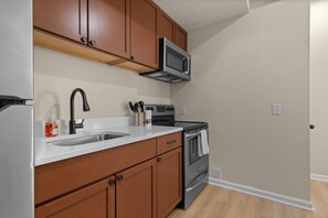 Private kitchen - Cozy studio in Carmel's Art District! (Carmel)