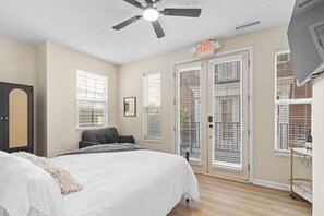 Room - Cozy studio in Carmel's Art District! (Carmel)