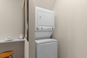 Interior - Cozy studio in Carmel's Art District! (Carmel)