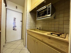 Kühlschrank, Herdplatte, Wasserkocher mit Kaffee-/Teezubehör