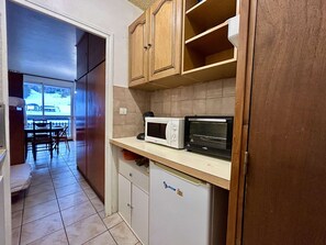 A compact kitchen with a microwave, toaster, and refrigerator. - Studio for 4 in SuperDévoluy with WIFI (Le Dévoluy)