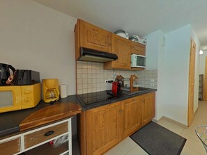 Frigorífico, microondas, horno y placa de cocina