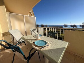 Outdoor dining - Seafront apartment with terrace and parking (Le Lavandou)
