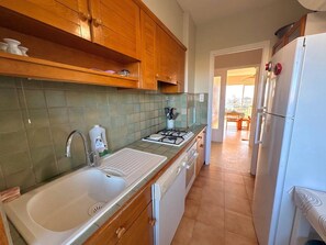 Jääkaappi, mikroaaltouuni, uuni, liesi