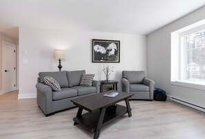 TV - Cozy Corner on Trumpeter (Colwood)