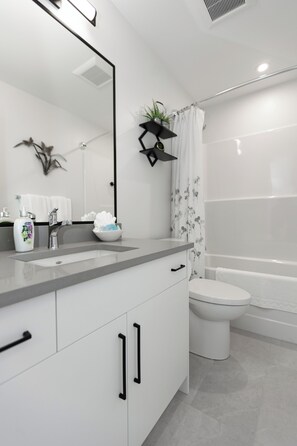 Hair dryer, towels, soap, shampoo - Cozy Corner on Trumpeter (Colwood)