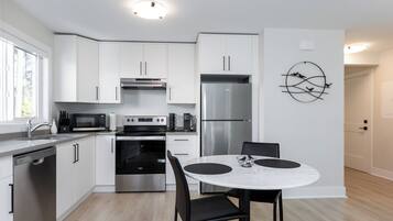 Réfrigérateur, four à micro-ondes, un four, surface de cuisson