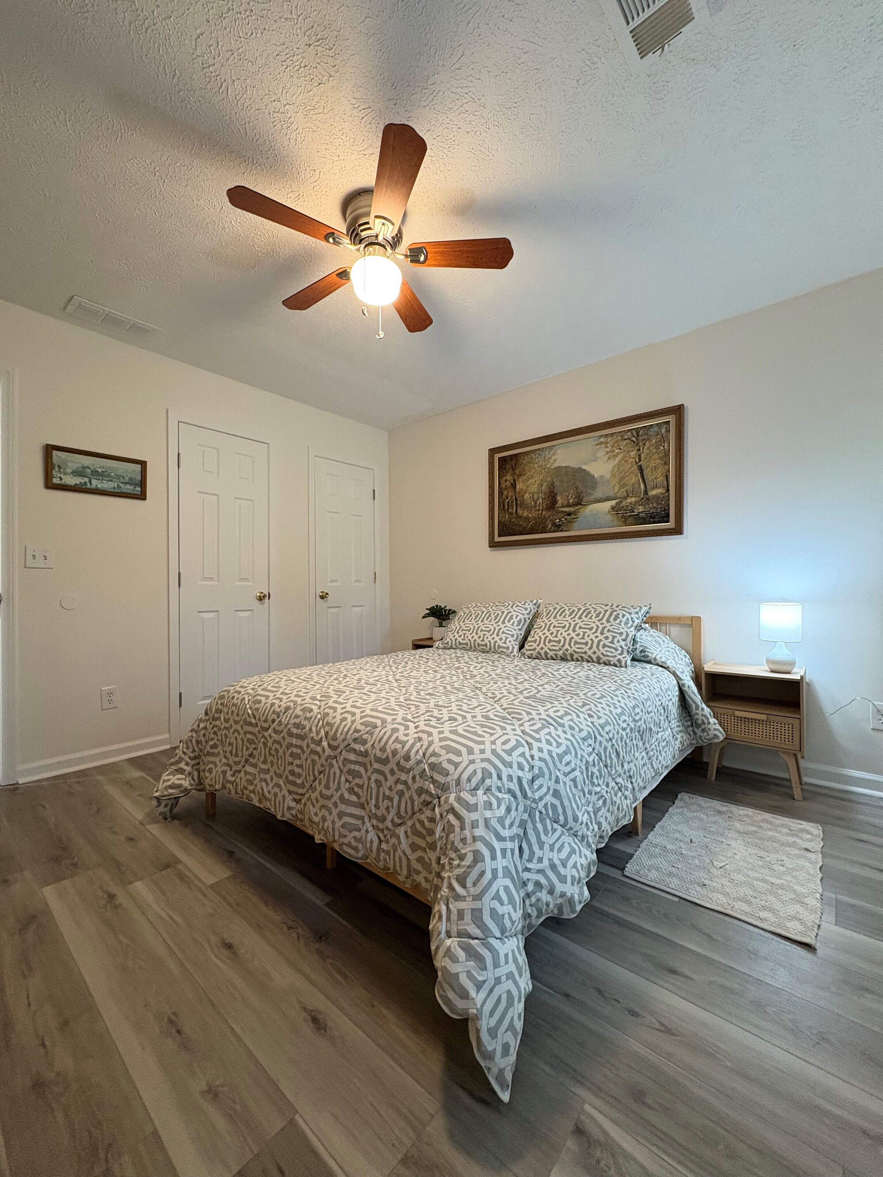 Strygejern/strygebræt, internetforbindelse, sengetøj