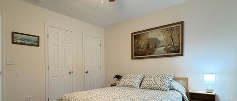 Strygejern/strygebræt, internetforbindelse, sengetøj