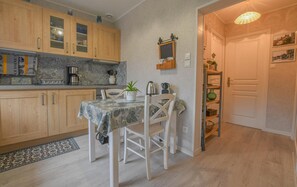 Microwave, high chair - Le 10 de Coeur - LUSIGNY SUR BARSE (LUSIGNY SUR BARSE)