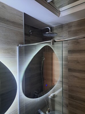Secadora de cabello, toallas, jabón, papel de baño 