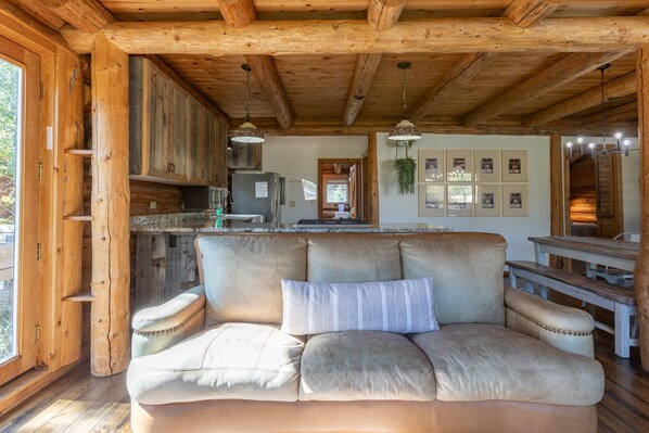 Smart-TV, Kamin, Bücher