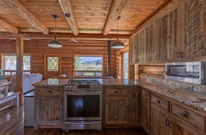 Kylskåp, mikrovågsugn, ugn och spishäll