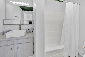 Hair dryer, towels, soap, toilet paper - 240 Queen Bed, 3 Pools, 80in TV (Destin)