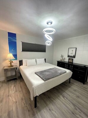 1 bedroom, iron/ironing board, WiFi, bed sheets - 240 Queen Bed, 3 Pools, 80in TV (Destin)