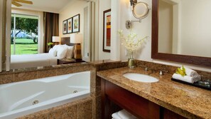 Douche, baignoire à jets, sèche-cheveux, serviettes fournies