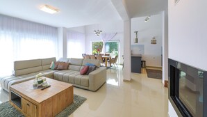 Una sala de estar moderna con sofá, una mesa de centro y chimenea.