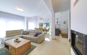 Smart TV - Lovely home in Okrug Donji (Okrug Donji)