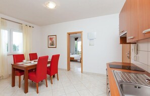 A compact hotel room with a dining area, a kitchenette, and a bed. - Stunning apartment in Okrug Gornji with WiFi (Okrug Gornji)