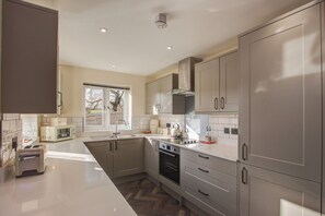 Fridge, microwave, oven, stovetop - Hunters Cottage – A Romantic Luxury Retreat with Hot Tub & Slipper Bath, AC (Blandford Forum)