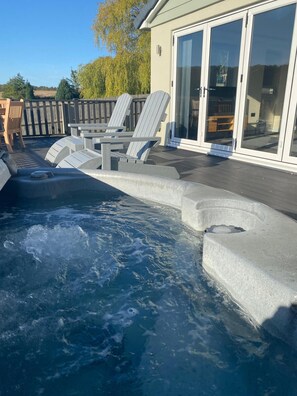 Outdoor spa tub - Hunters Cottage – A Romantic Luxury Retreat with Hot Tub & Slipper Bath, AC (Blandford Forum)
