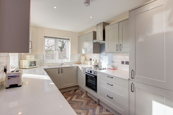 雪櫃、微波爐、焗爐、爐具