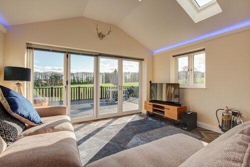 Hunters Cottage – A Romantic Luxury Retreat with Hot Tub & Slipper Bath, AC