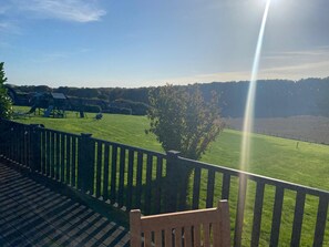 Terrace/patio - Hunters Cottage – A Romantic Luxury Retreat with Hot Tub & Slipper Bath, AC (Blandford Forum)