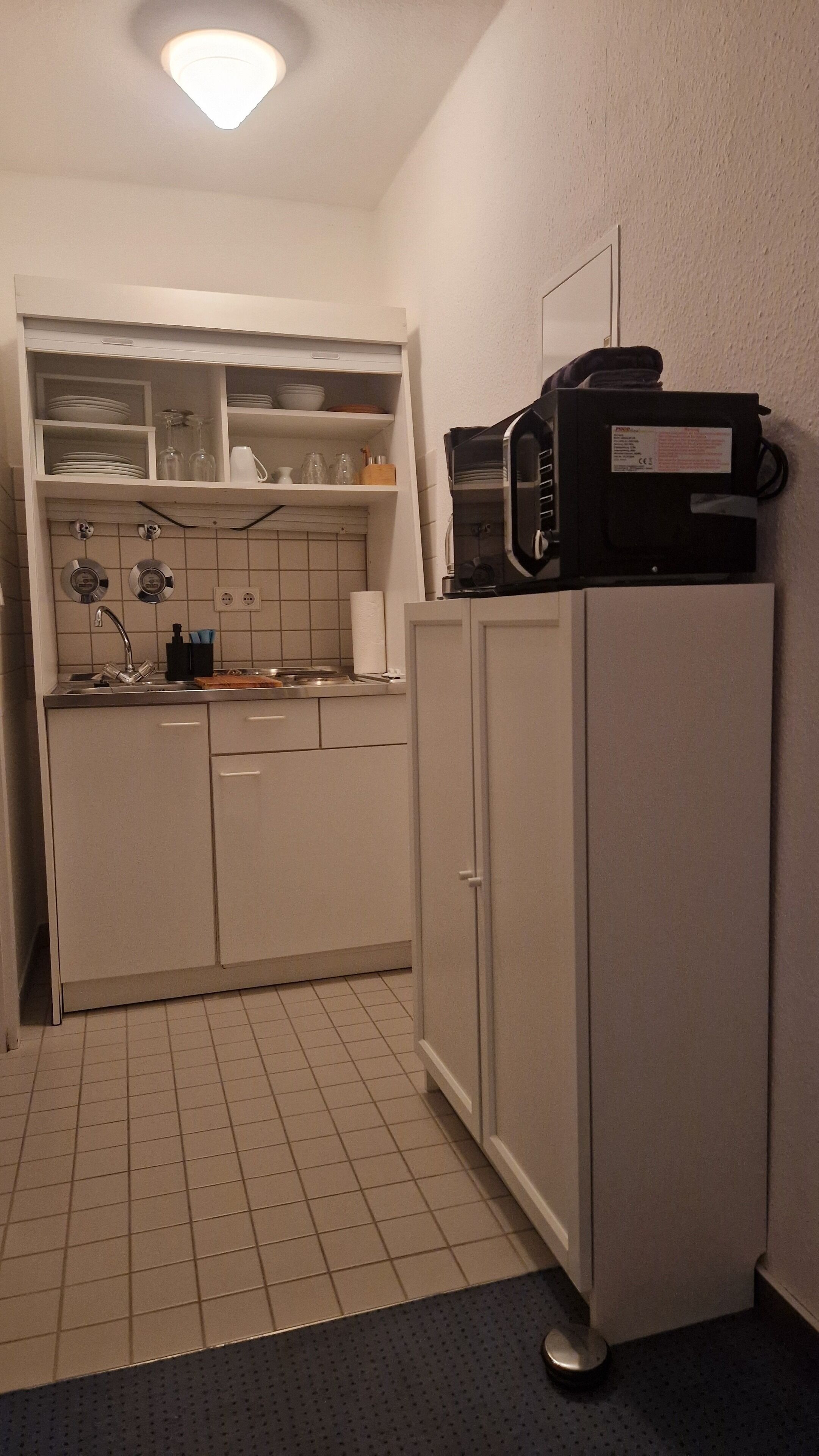 Kühlschrank, Mikrowelle, Herdplatte, Wasserkocher mit Kaffee-/Teezubehör