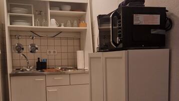 Kühlschrank, Mikrowelle, Herdplatte, Wasserkocher mit Kaffee-/Teezubehör