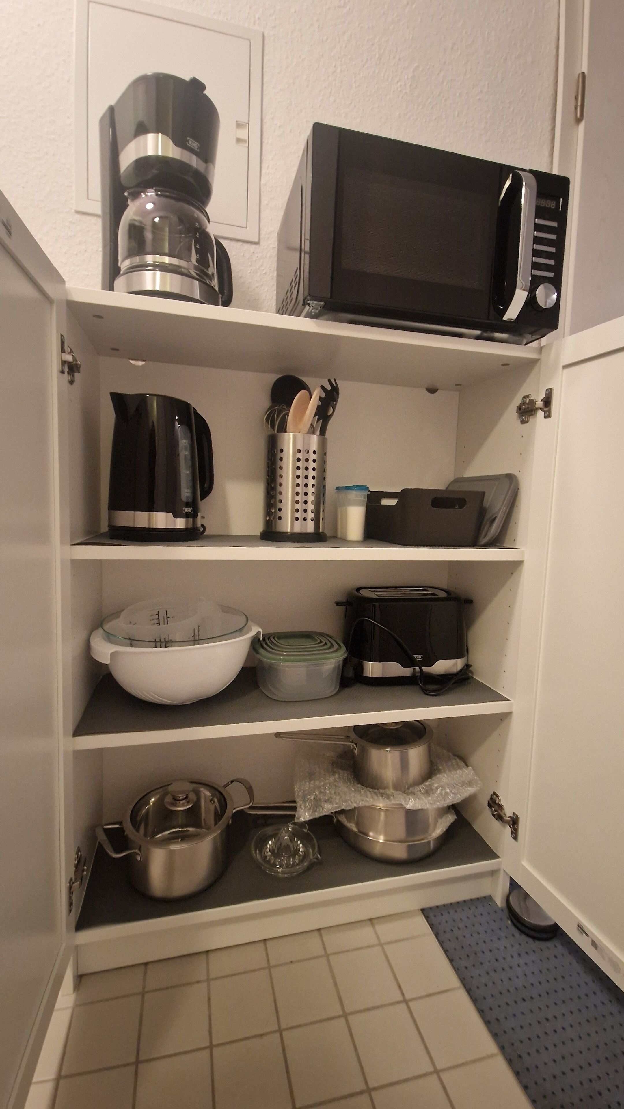 Jääkaappi, mikroaaltouuni, liesi, kahvin-/teenkeitin