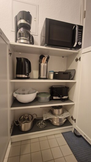 Jääkaappi, mikroaaltouuni, liesi, kahvin-/teenkeitin