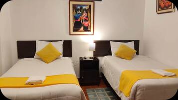 Chambre avec lits jumeaux, vue fleuve | Espace de travail pour ordinateur portable, Wi-Fi gratuit