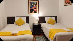 Chambre avec lits jumeaux, vue fleuve | Espace de travail pour ordinateur portable, Wi-Fi gratuit