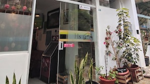 Un immeuble sur lequel on peut lire l’inscription « VERONICA HOSTEL ».