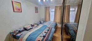 Desk, free WiFi, bed sheets - Family friendly apartment Barking London close to tube/train station airport (Barking)