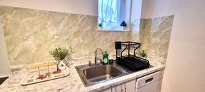 Fridge, microwave, oven, stovetop - Family friendly apartment Barking London close to tube/train station airport (Barking)