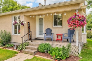 Exterior - Cottages at Penny's Cove
The Golden Hour
Cottage 1 (Lancaster)