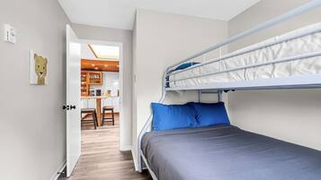 3 bedrooms, iron/ironing board, WiFi, bed sheets