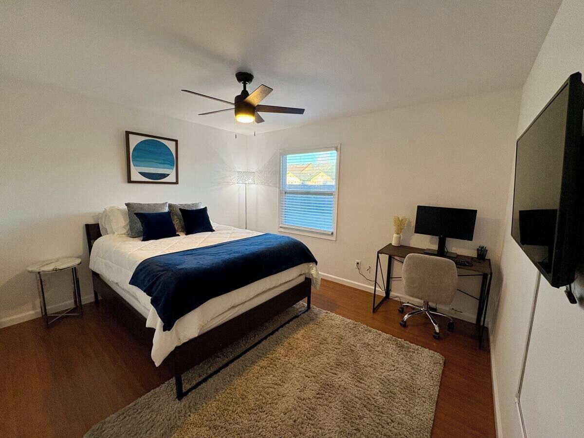 Tabla de planchar con plancha, internet y ropa de cama 