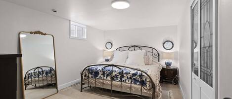 Een strijkplank/strijkijzer, internet, beddengoed