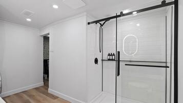 Douche, séchoir à cheveux, serviettes fournies, savon