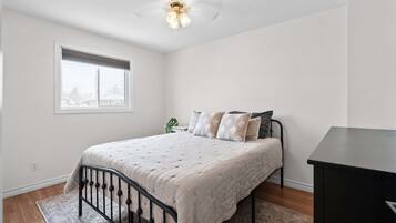 Bügeleisen/Bügelbrett, Internetzugang, Bettwäsche