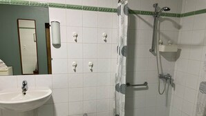 Ein Badezimmer mit Bidet, Dusche und Waschbecken.