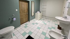 Ein Badezimmer mit Toilette, Waschbecken und Spiegel.