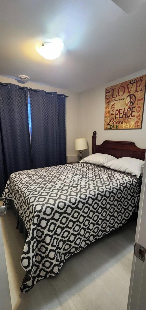 Iron/ironing board, WiFi, bed sheets