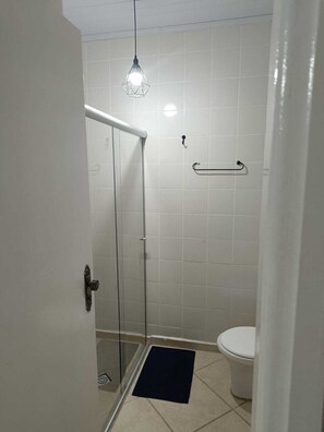 Triple Room | Bathroom | Shower, towels, soap, toilet paper - HOTEL EUROPA (Alto Paraíso de Goiás)