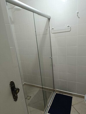 Triple Room | Bathroom | Shower, towels, soap, toilet paper - HOTEL EUROPA (Alto Paraíso de Goiás)